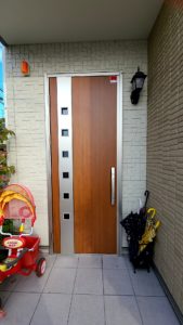 シンプルなデザインの玄関ドアに交換
