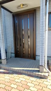 ガラス割れしていた玄関ドアを交換