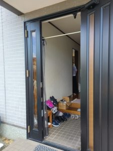 ガラス割れしていた玄関ドアを交換