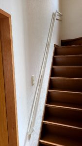 急な階段を安全に上り下りできるよう手すりを取り付け