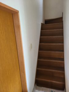 急な階段を安全に上り下りできるよう手すりを取り付け