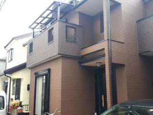 急な天候不良にも役立つテラス屋根を取り付け