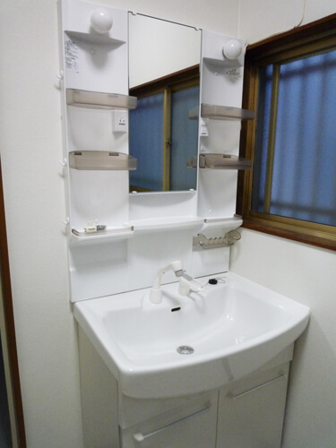 洗面台・浴層を新しく交換・バルコニーは屋根を取り付け