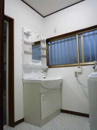洗面台・浴層を新しく交換・バルコニーは屋根を取り付け