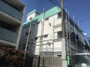 屋根部分は外壁との色合いが良い緑色に塗り替え