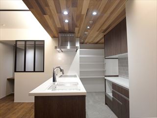 光が差し込む間取り・色調を揃えた色味で統一感を演出