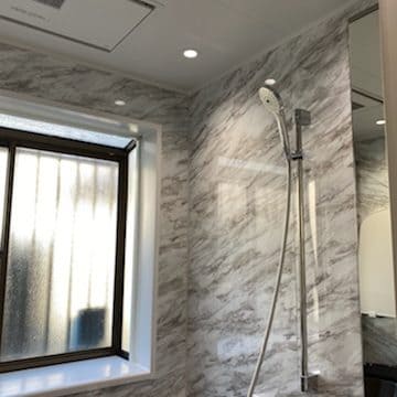ゴージャスな雰囲気漂う浴室で上質なバスタイム