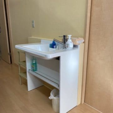 車いす利用者でも使いやすい手洗い器に改装