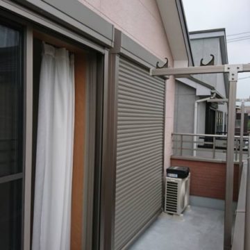台風・ゲリラ豪雨対策にシャッターを取り付け