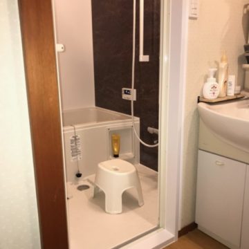 モノトーンの浴室・お手入れしやすいユニットバスを採用