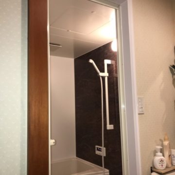 モノトーンの浴室・お手入れしやすいユニットバスを採用
