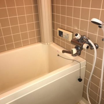 モノトーンの浴室・お手入れしやすいユニットバスを採用