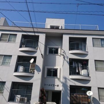 階段踊り場の水浸し問題をサッシ取り付けで解消
