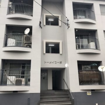 階段踊り場の水浸し問題をサッシ取り付けで解消
