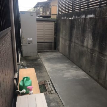 虫が寄りにくくなるよう地面からコンクリートに