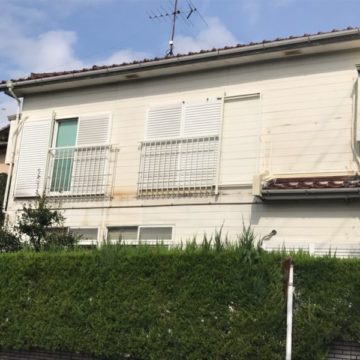 崩壊していたベランダを撤去して窓に手すりを取り付け