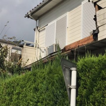 崩壊していたベランダを撤去して窓に手すりを取り付け