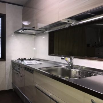 大容量をしまえるシステムキッチンに取り換え