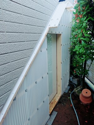 木材を使用した物置小屋を造作