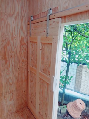 木材を使用した物置小屋を造作