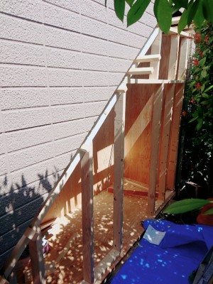 木材を使用した物置小屋を造作