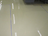 油で塗膜が剥がれた床面は厚膜仕様で塗装