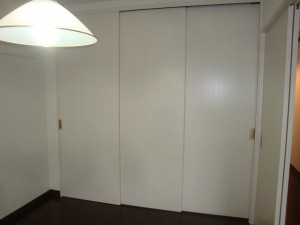 使いやすい３枚連動して動く引き戸のクローゼット