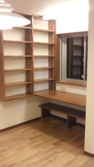 造作した収納棚をオイルステイン塗装で仕上げ