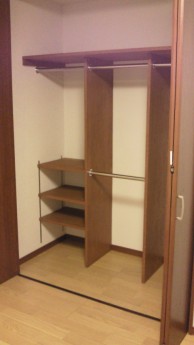 造作した収納棚をオイルステイン塗装で仕上げ
