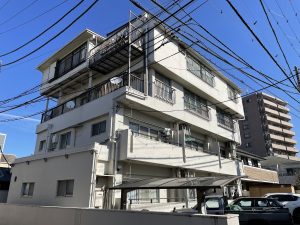 外壁を流行りのオシャレなモノトーンに塗装