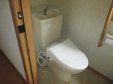 新品のトイレを設置・クロスは可愛らしいデザイン