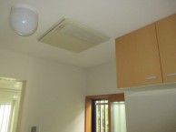 新品のトイレを設置・クロスは可愛らしいデザイン