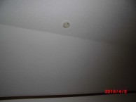 地震でひび割れた壁を以前と似たクロスで補修