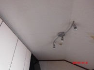 地震でひび割れた壁を以前と似たクロスで補修