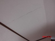 地震でひび割れた壁を以前と似たクロスで補修