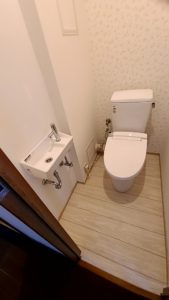 トイレ・手洗い器の交換・背面の壁のみアクセントクロス
