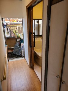狭くて使いづらいトイレの入り口を広くする施工