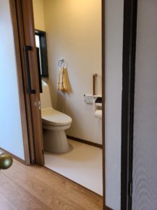 狭くて使いづらいトイレの入り口を広くする施工