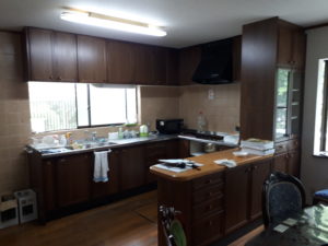 開放感ある広い対面型のキッチンに交換