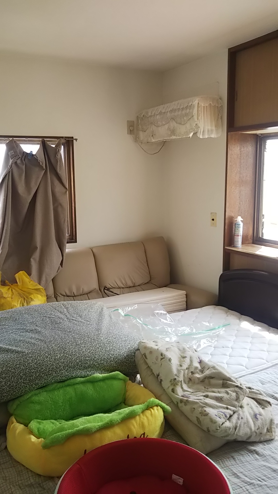 シンプルなお部屋がフェミニンなお部屋に大変身！