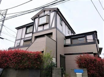 汚れが目立つ外壁を塗装・お部屋内部解体で間取りを変更