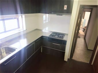 汚れが目立つ外壁を塗装・お部屋内部解体で間取りを変更