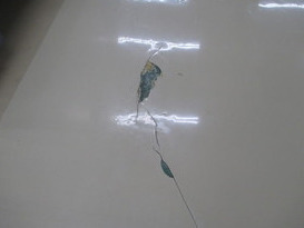 油で汚れている床面をきれいに補修塗装