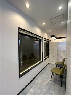 シックな内装のサロンに改装