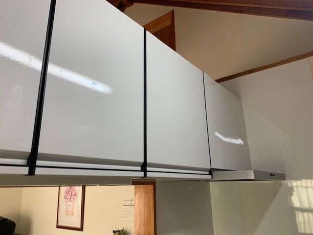 清潔感のあるホワイトで上品質のホーロー扉でやさしい空間に。
