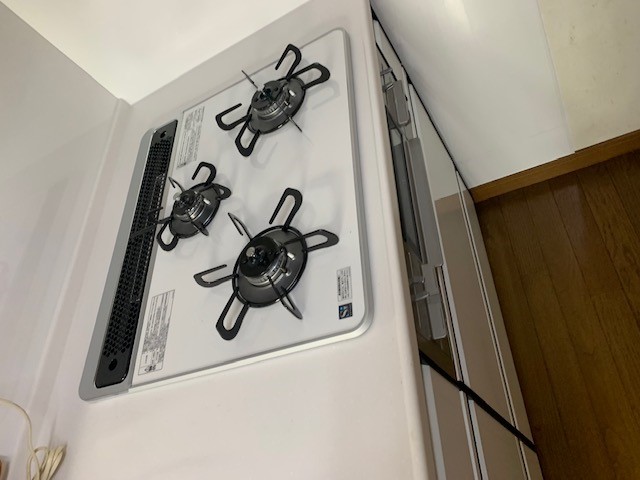 清潔感のあるホワイトで上品質のホーロー扉でやさしい空間に。