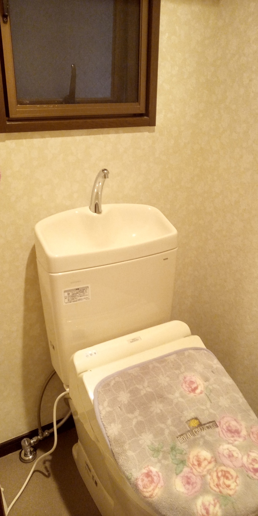 黄ばんだトイレの壁紙・床を張り替え