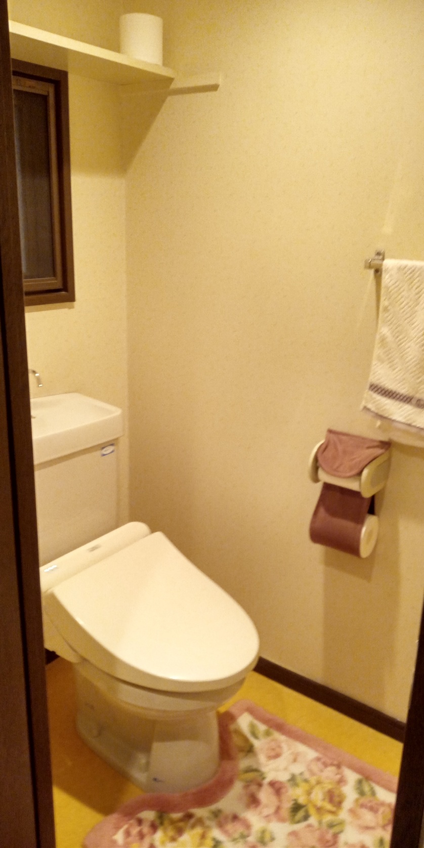 黄ばんだトイレの壁紙・床を張り替え