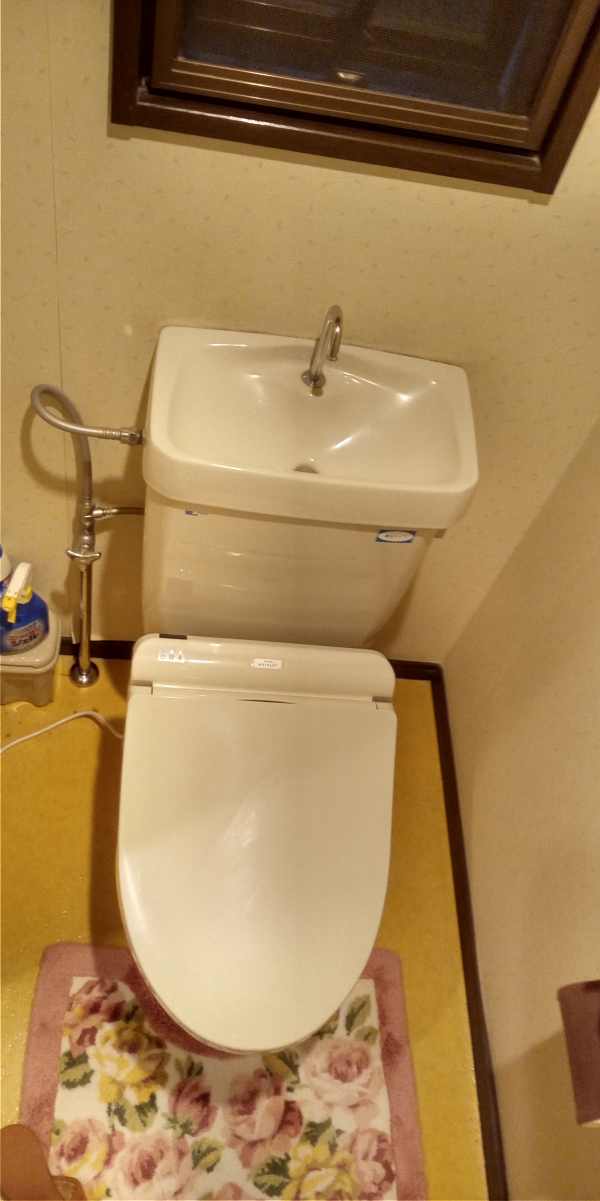 黄ばんだトイレの壁紙・床を張り替え
