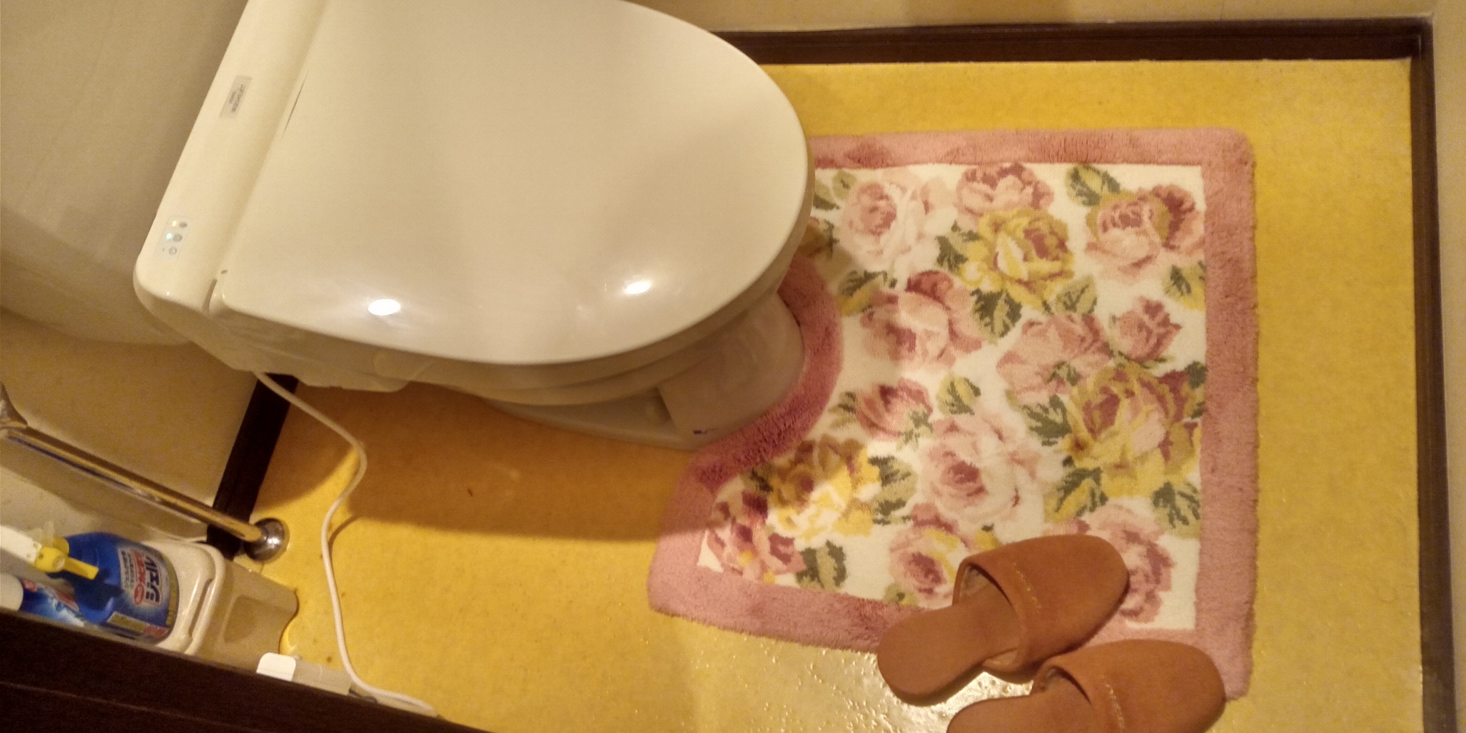 黄ばんだトイレの壁紙・床を張り替え